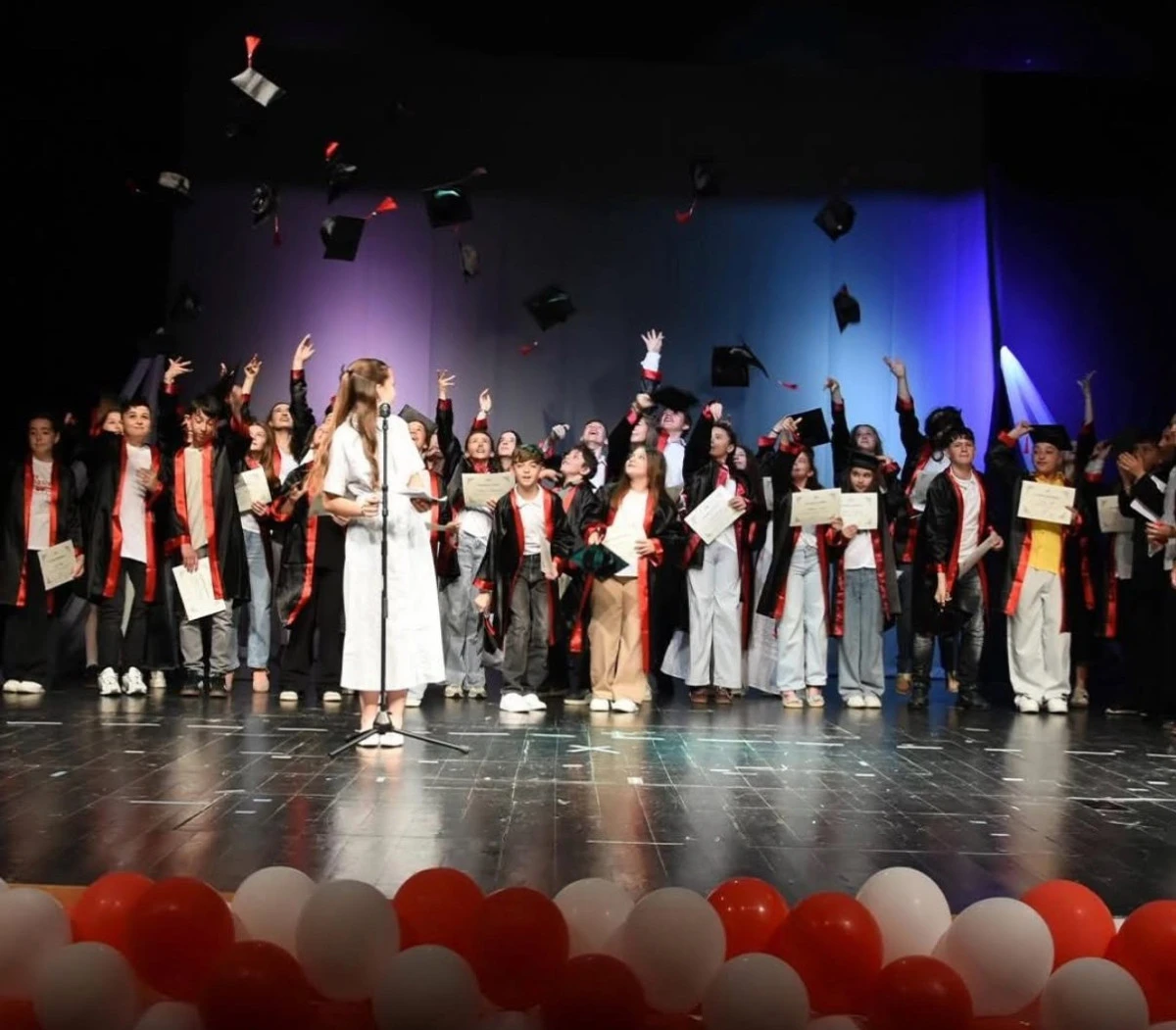 NESİL'de yıl sonu &ccedil;oşkusu: &Ccedil;ocuklar yeteneklerini sergiledi