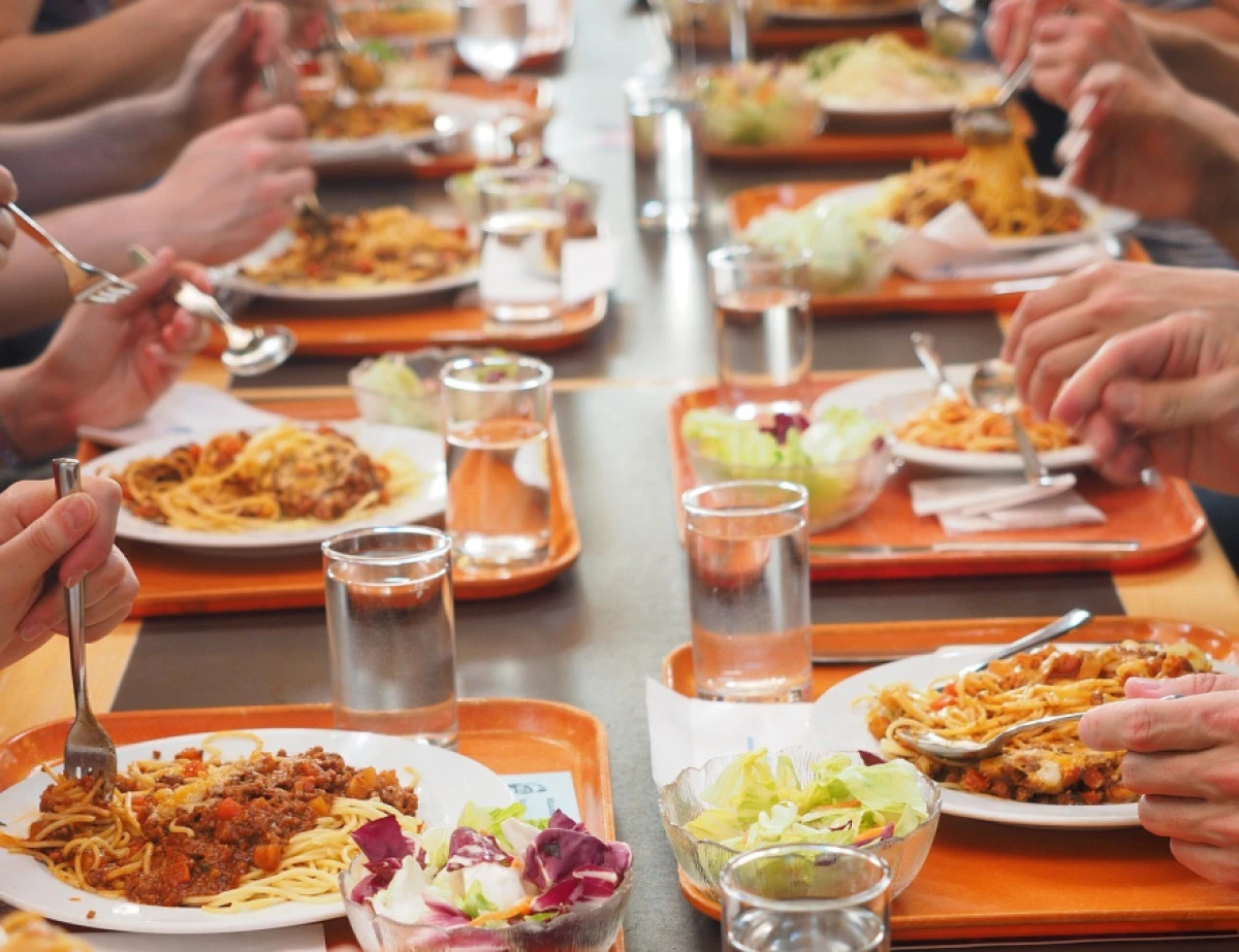 Öğrencilerin zehirlenmesi sonrası yemek operatörüne 2.450 avro para cezası