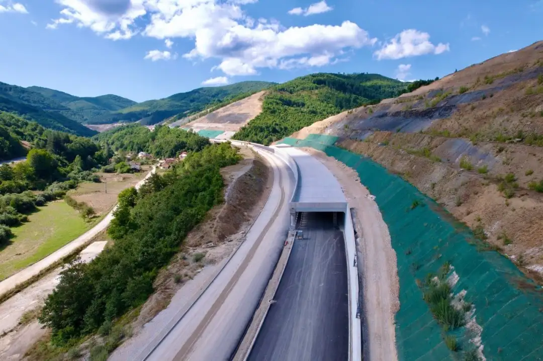 Ohri-Kır&ccedil;ova otoyolu i&ccedil;in geri sayım: En zorlu 10 kilometre aylar i&ccedil;inde bitiyor