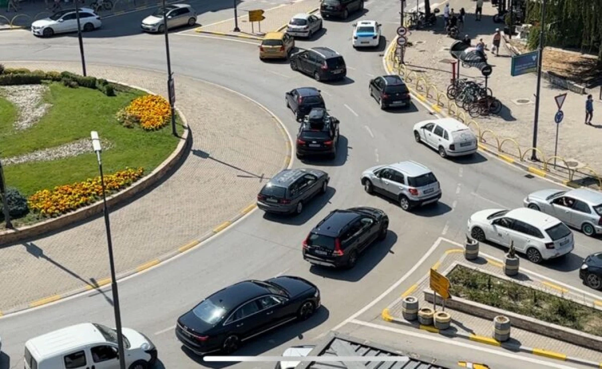 Ohri'de alkoll&uuml; s&uuml;r&uuml;c&uuml; altı park halindeki araca &ccedil;arptı