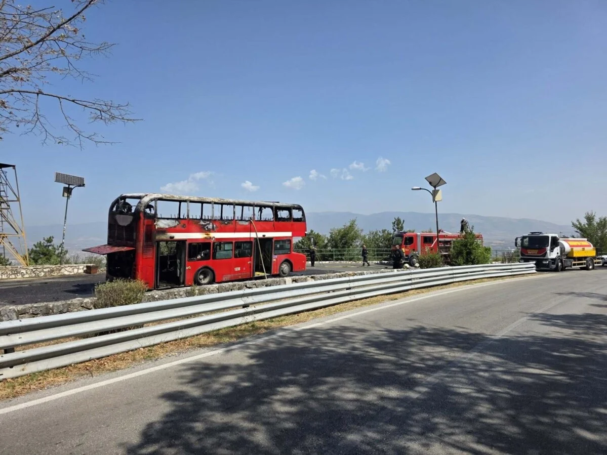 Orta Vodno'da &Uuml;sk&uuml;p Kamu Ulaşım Şirketi'ne ait otob&uuml;s alev aldı