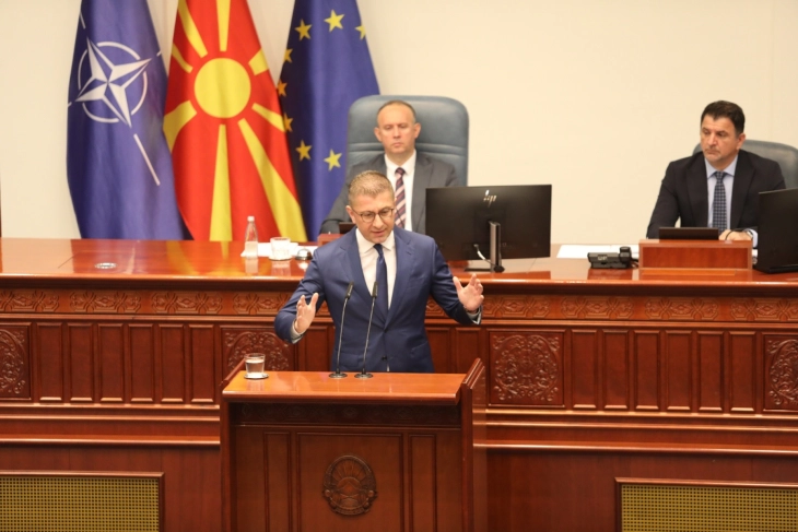Parlamento&rsquo;da sert g&ouml;&ccedil; tartışması: Mickoski&ndash;Filip&ccedil;e polemiği