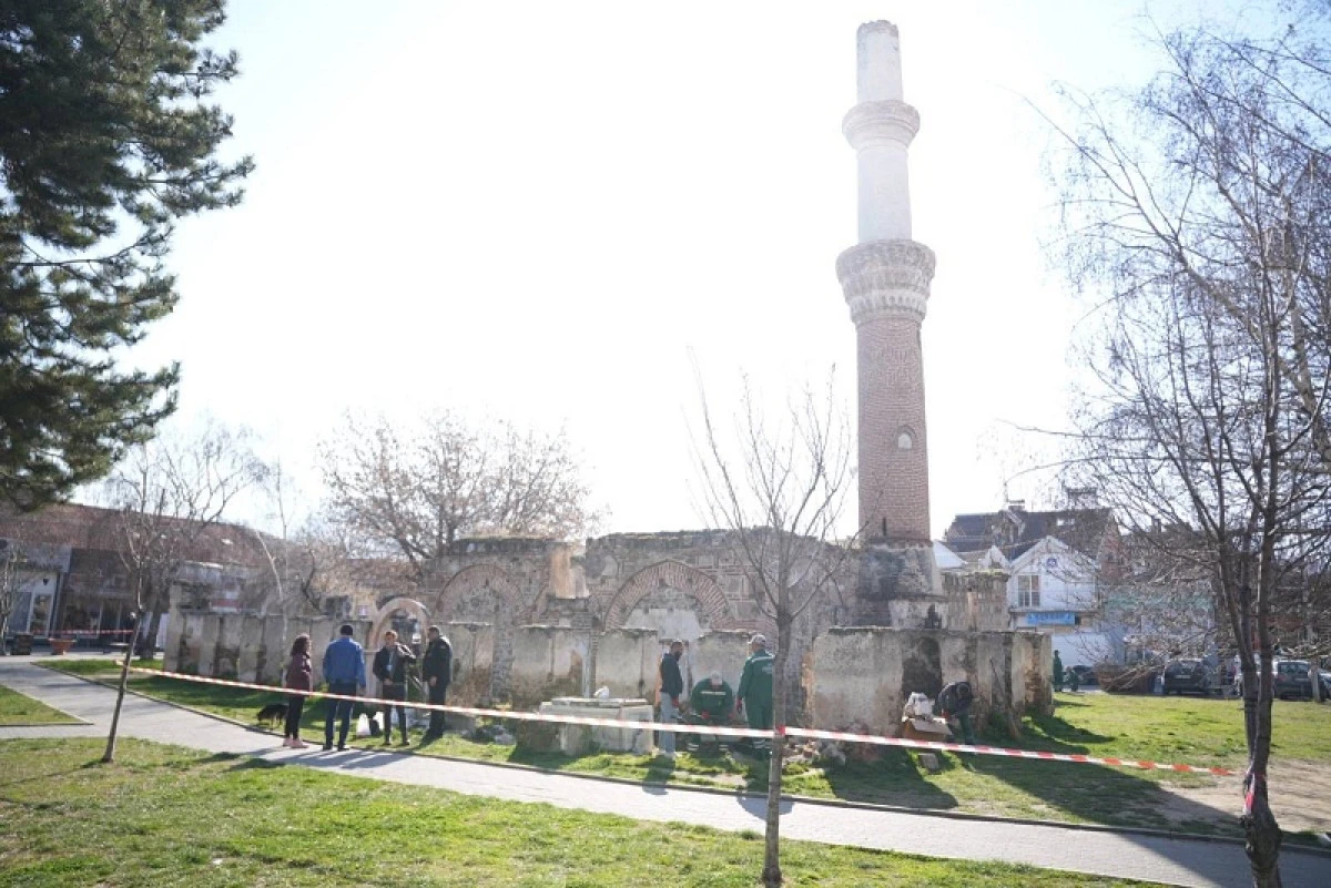 Pirlepe'de &Ccedil;arşı Camii &ccedil;evresinde temizlik ve d&uuml;zenleme &ccedil;alışması