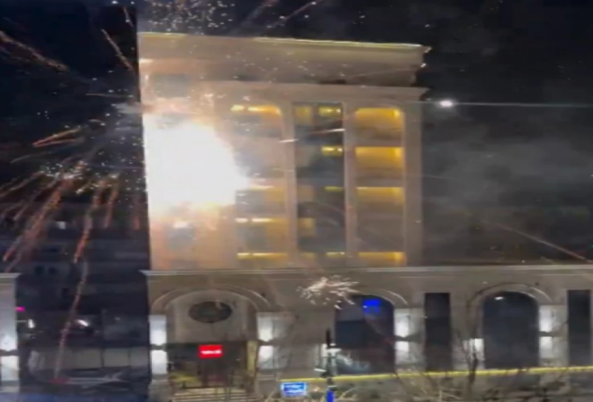 Priştine&rsquo;de provokasyon: T&uuml;rkiye A Milli takımın kaldığı otele havai fişek atıldı