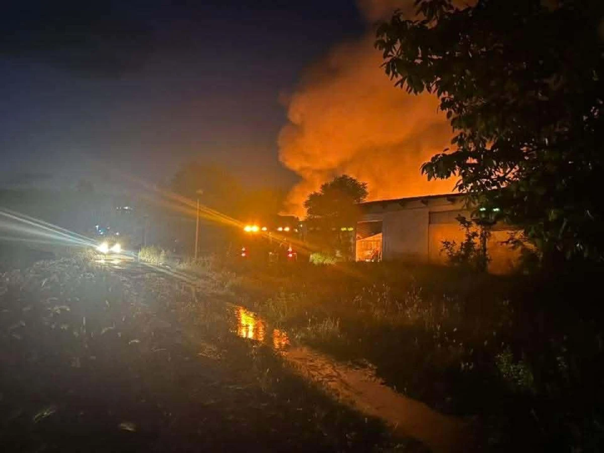 Radoviş'te eski tekstil fabrikasında yangın: Bir&ccedil;ok itfaiye ekibi seferber oldu