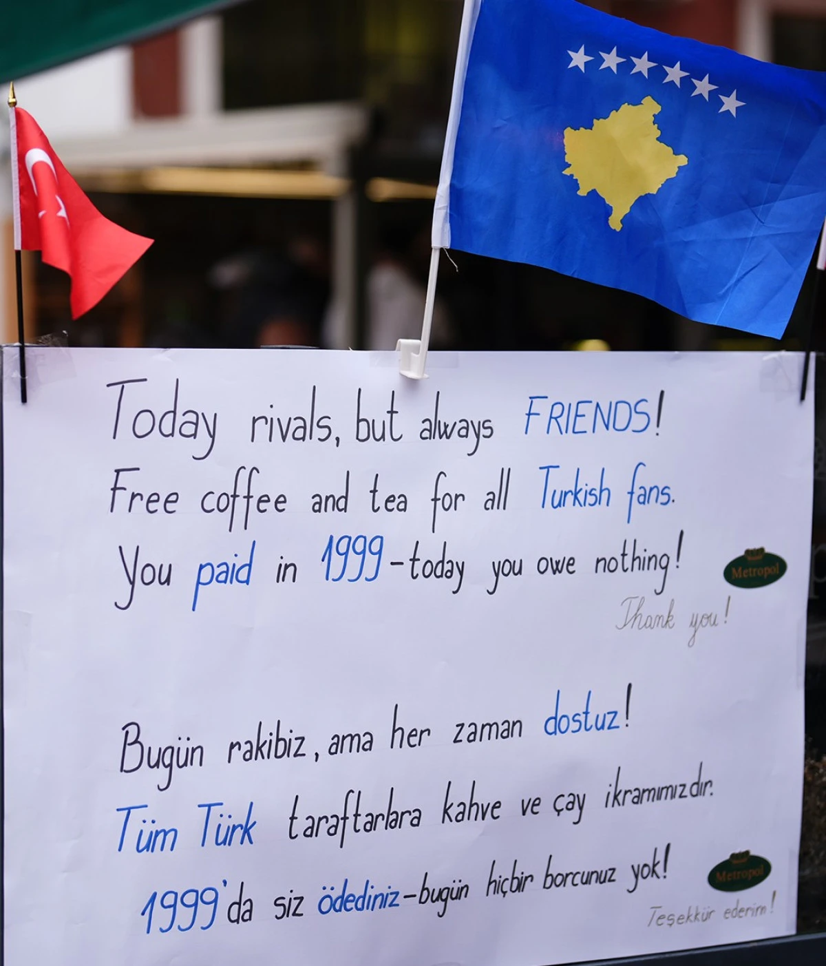 Rakip sahada, dostluk kafede: Tarihi ma&ccedil; &ouml;ncesi Priştine&rsquo;den mesaj