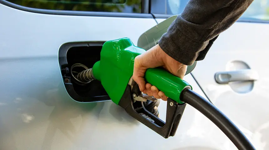 RKE&rsquo;den yeni karar: Eurosuper ve Eurodizel&rsquo;de 1,50 denar indirim &ndash; İşte g&uuml;ncel fiyat listesi