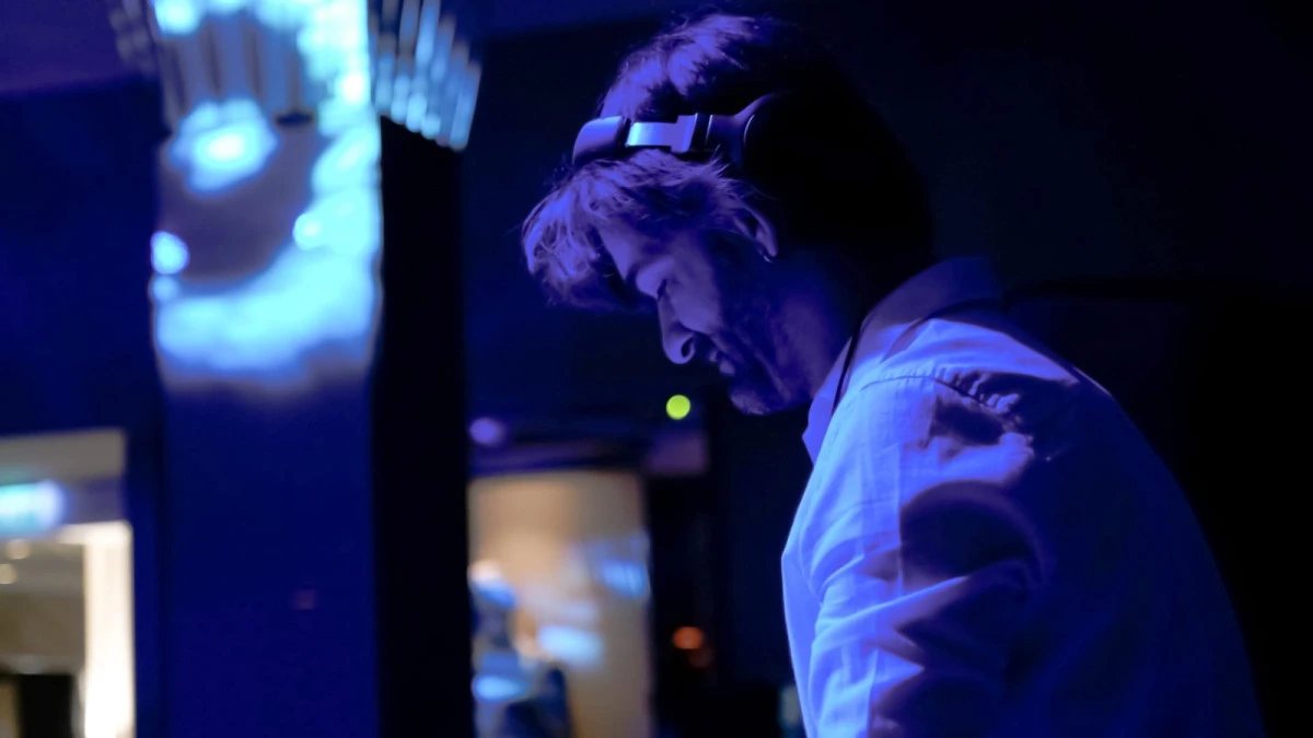 Sadece &ccedil;almak yetmez, kalabalığı okumak şart: DJ&rsquo;liğin g&ouml;r&uuml;nmeyen y&uuml;z&uuml; - Erc&uuml;ment Şeny&uuml;z