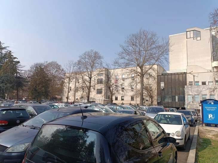 Sağlık Bakanı Aliu'dan Klinik Merkezi&rsquo;ne katlı otopark m&uuml;jdesi