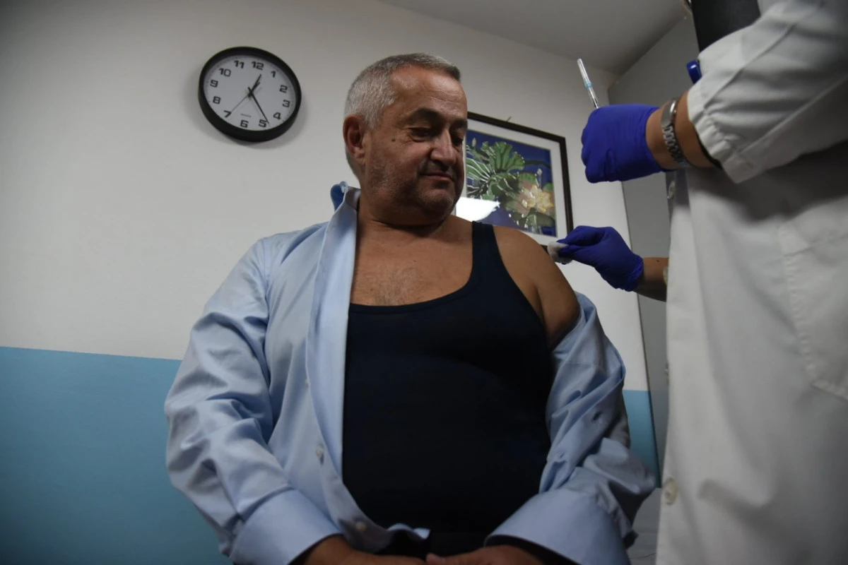 Sağlık Bakanı Klekovski grip aşısı oldu: Bir haftada 55 binden fazla vatandaş aşı i&ccedil;in başvurdu