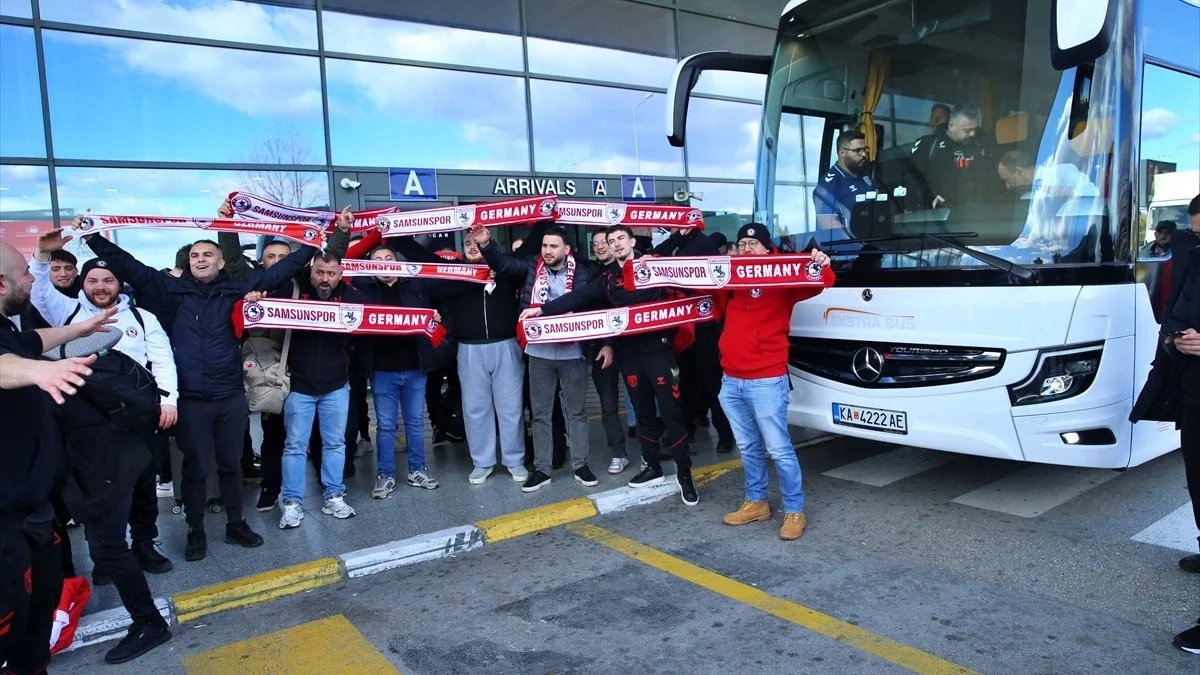 Samsunspor'u &Uuml;sk&uuml;p'te taraftarlar karşıladı