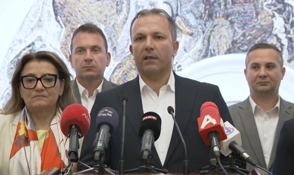 SDSM&rsquo;dan Stoilkovi&ccedil;&rsquo;e sert su&ccedil;lama: Meclis&rsquo;te hakaret krizi