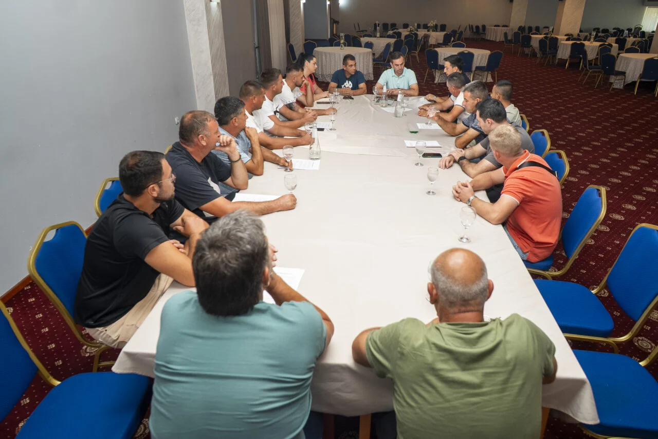 Serafimovski, biber alımı i&ccedil;in Strumica'da &uuml;retici ve alıcılarla buluştu