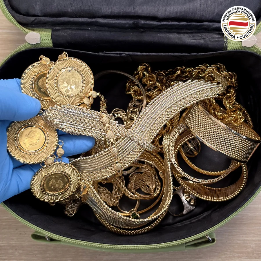 Sınırda altın operasyonu: 348 gram takı ele ge&ccedil;irildi