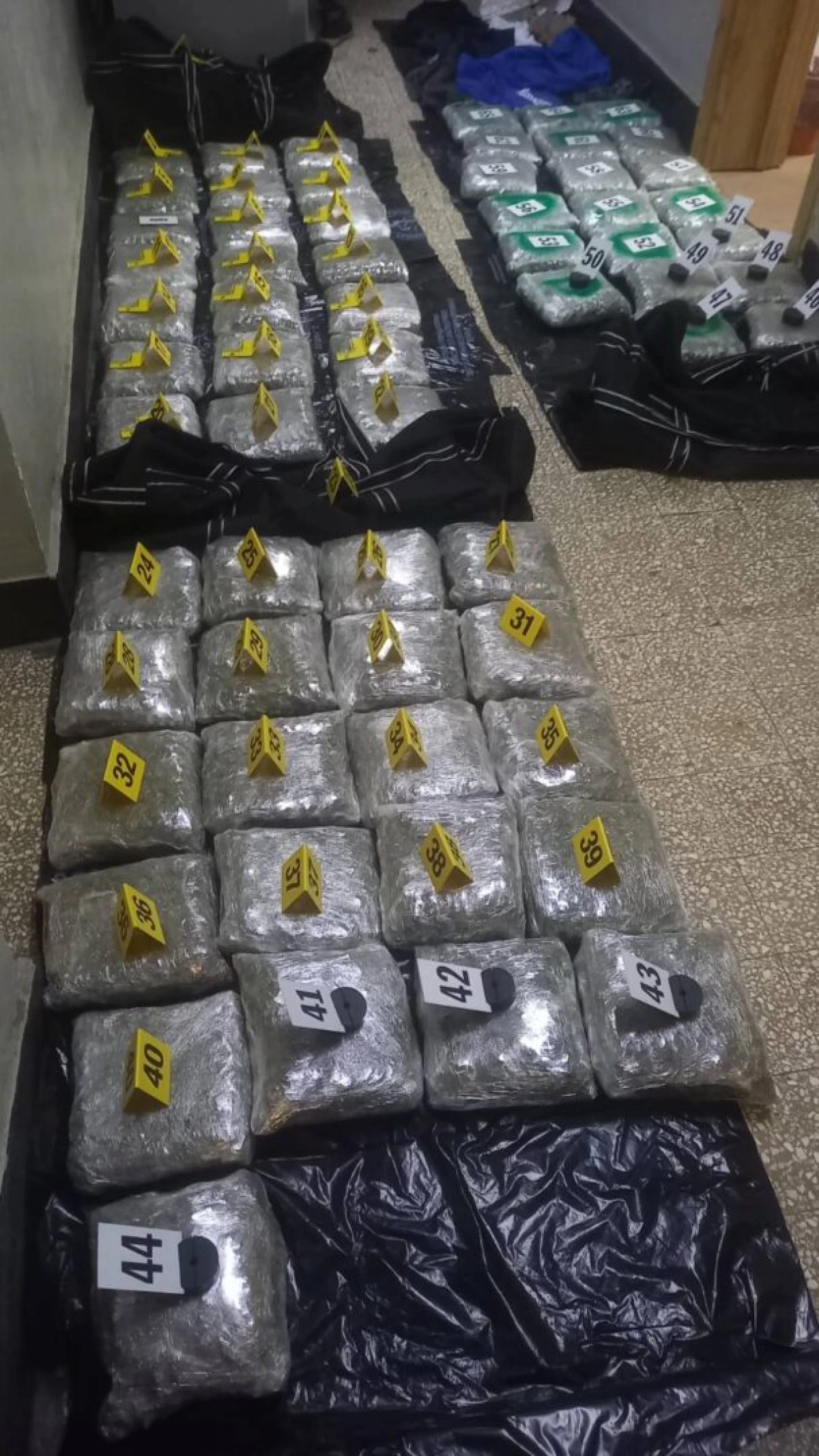 Struga’da yol kontrolünde 62 paket esrar ele geçirildi