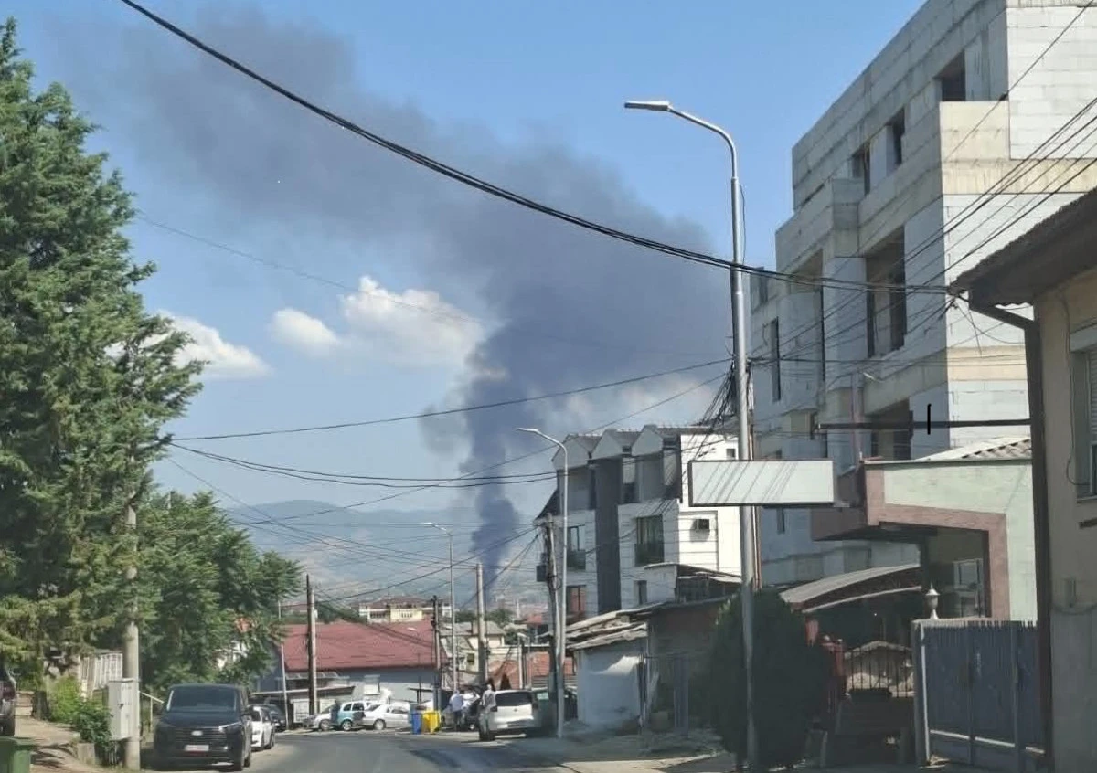 Şuto Orizari'de yangın: Siyah duman bulutları &Uuml;sk&uuml;p'ten g&ouml;r&uuml;l&uuml;yor