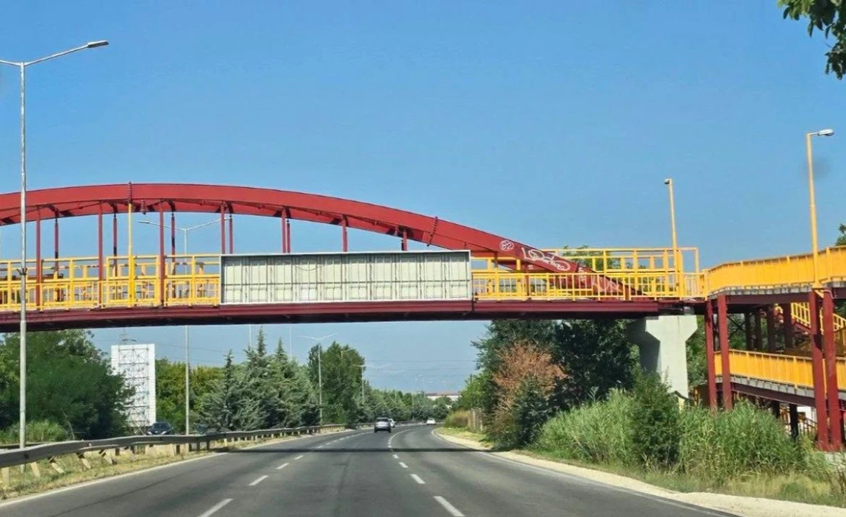 Tepki &ccedil;eken '&Uuml;sk&uuml;p'e Hoş Geldiniz' panosu kaldırıldı