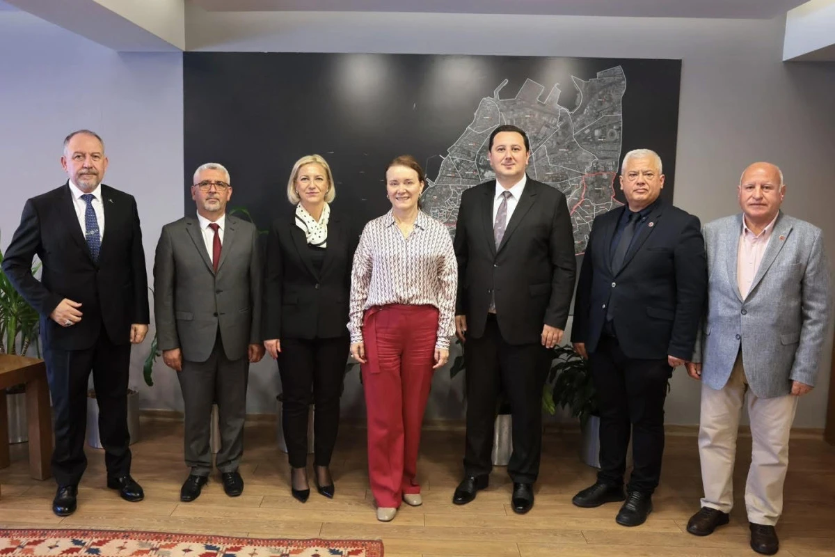 THP heyeti İzmir&rsquo;de belediye başkanlarıyla g&ouml;r&uuml;şt&uuml;