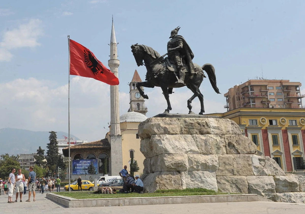 Tiran'da, Makedonyalı Arnavut &ouml;ğrencilere destek protestosu d&uuml;zenlenecek