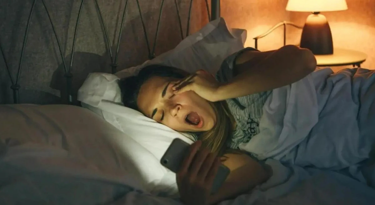 &Uuml;lkede uyku problemi artıyor: Vatandaşların %70&rsquo;i telefonla yatıyor