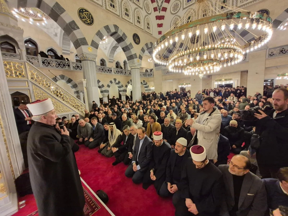 &Uuml;sk&uuml;p Camii&rsquo;nde ilk Teravih yoğun katılımla eda edildi
