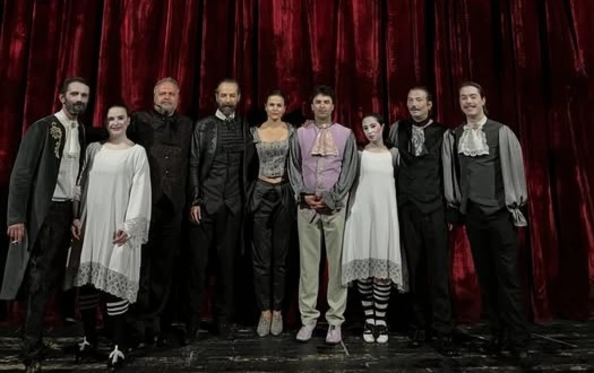 &Uuml;sk&uuml;p T&uuml;rk Tiyatrosu 'Amadeus' ile Budapeşte yolcusu