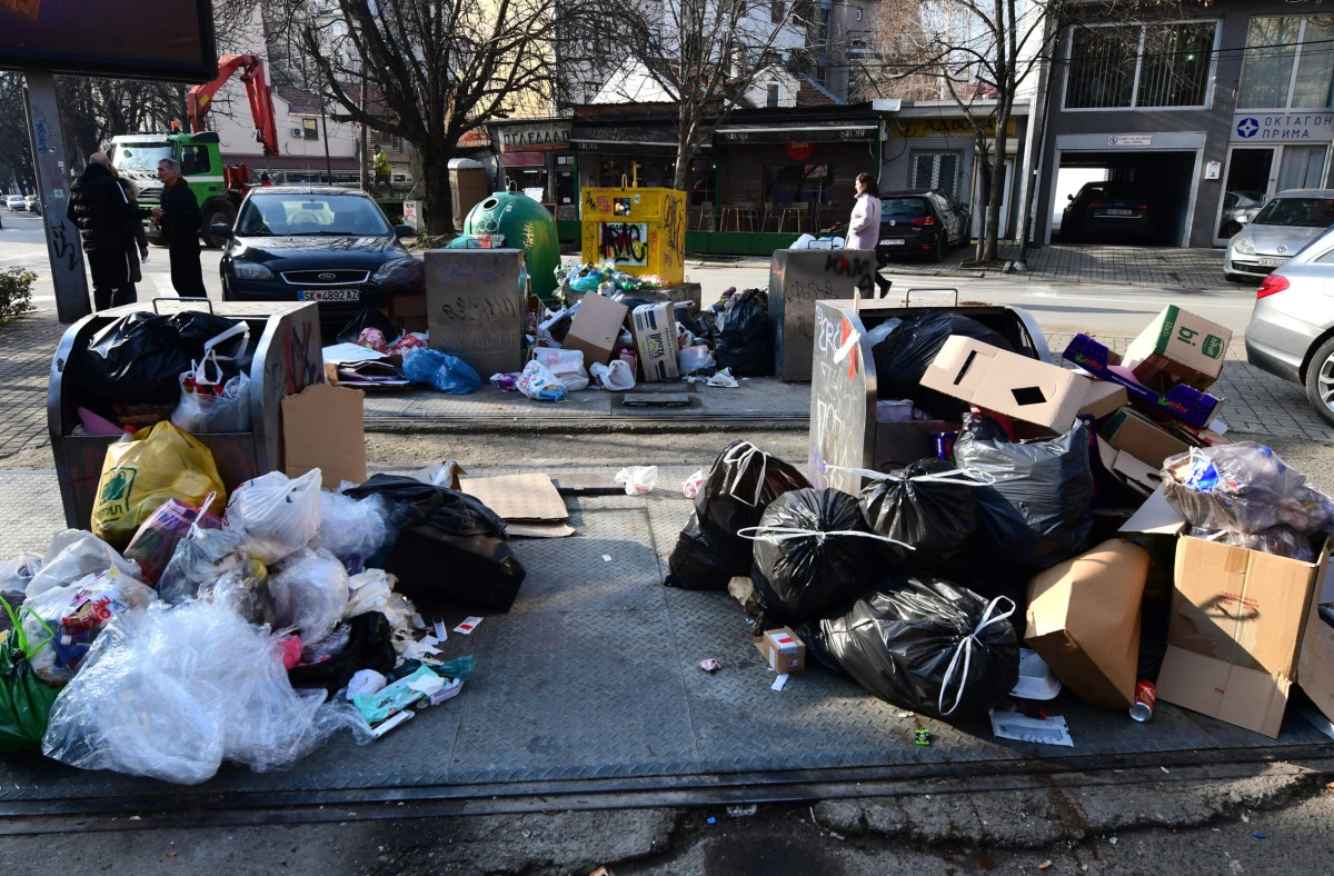 &Uuml;sk&uuml;p'te 22:00'den sonra &ccedil;&ouml;p atan 60 vatandaşa para cezası uygulandı
