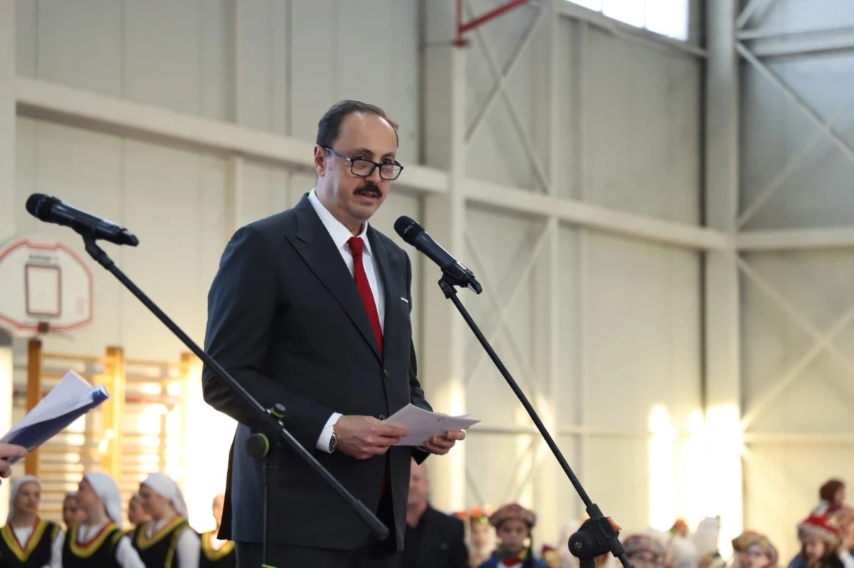 &Uuml;sk&uuml;p&rsquo;te 23 Nisan &ccedil;oşkusu: B&uuml;y&uuml;kel&ccedil;i Ulusoy &ccedil;ocuklarla buluştu