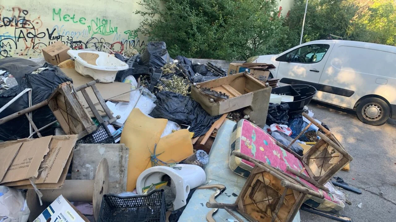 &Uuml;sk&uuml;p'te 675 metrek&uuml;p ka&ccedil;ak atık temizlendi: En fazla &Ccedil;ayır Belediyesi'nde