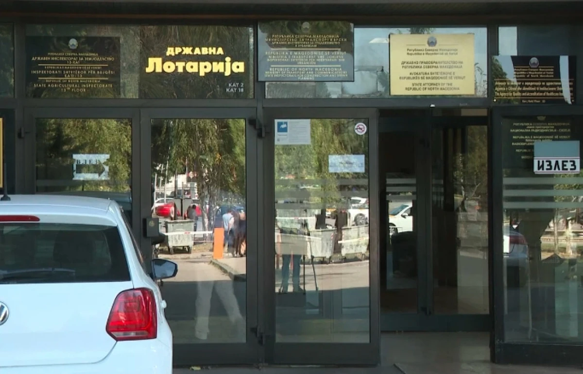 &Uuml;sk&uuml;p&rsquo;te Devlet Piyangosu&rsquo;na ait ara&ccedil; ateşe verildi