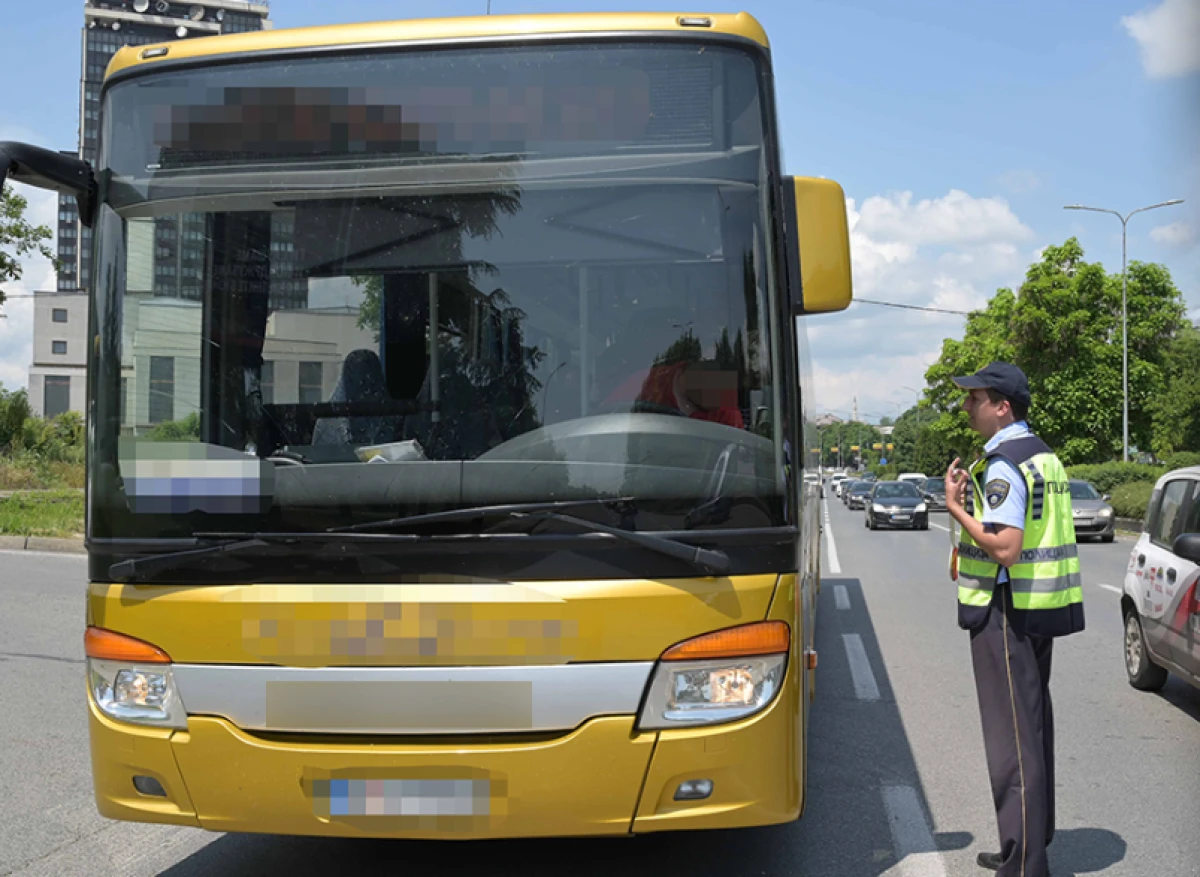 &Uuml;sk&uuml;p&rsquo;te ehliyetsiz yolcu taşıyan otob&uuml;s şof&ouml;r&uuml; g&ouml;zaltına alındı