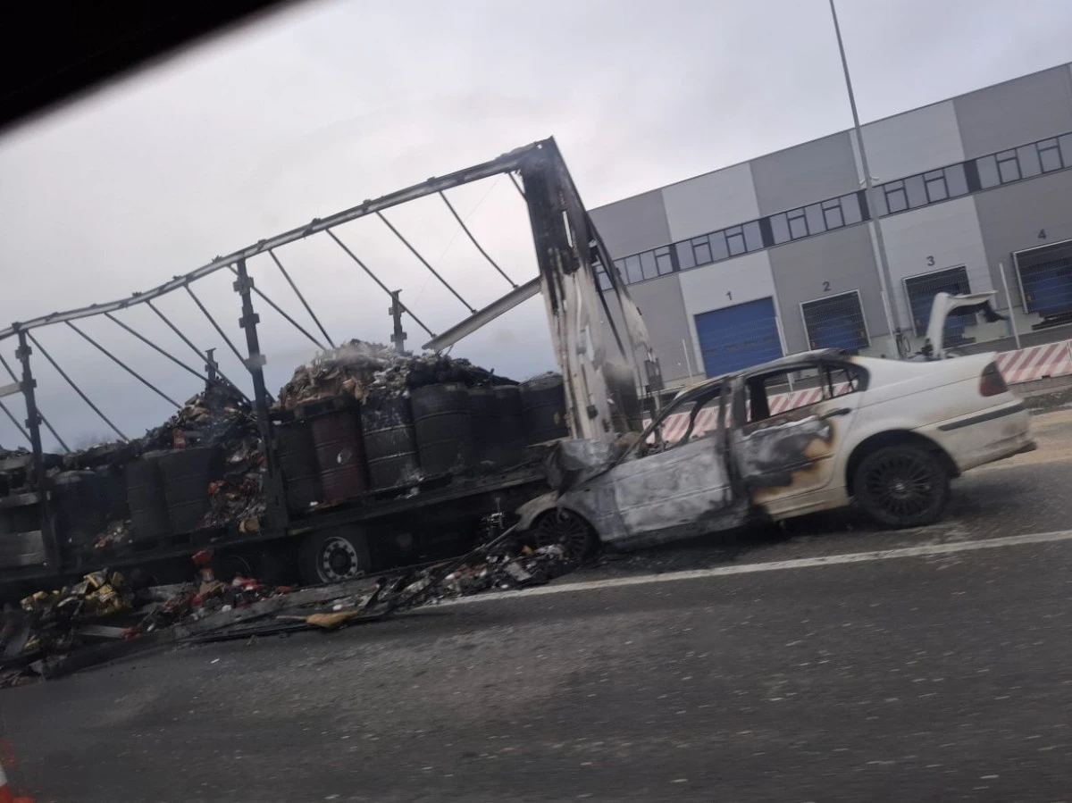 &Uuml;sk&uuml;p&rsquo;te gece trafik kazası: BMW ve kamyon &ccedil;arpıştı