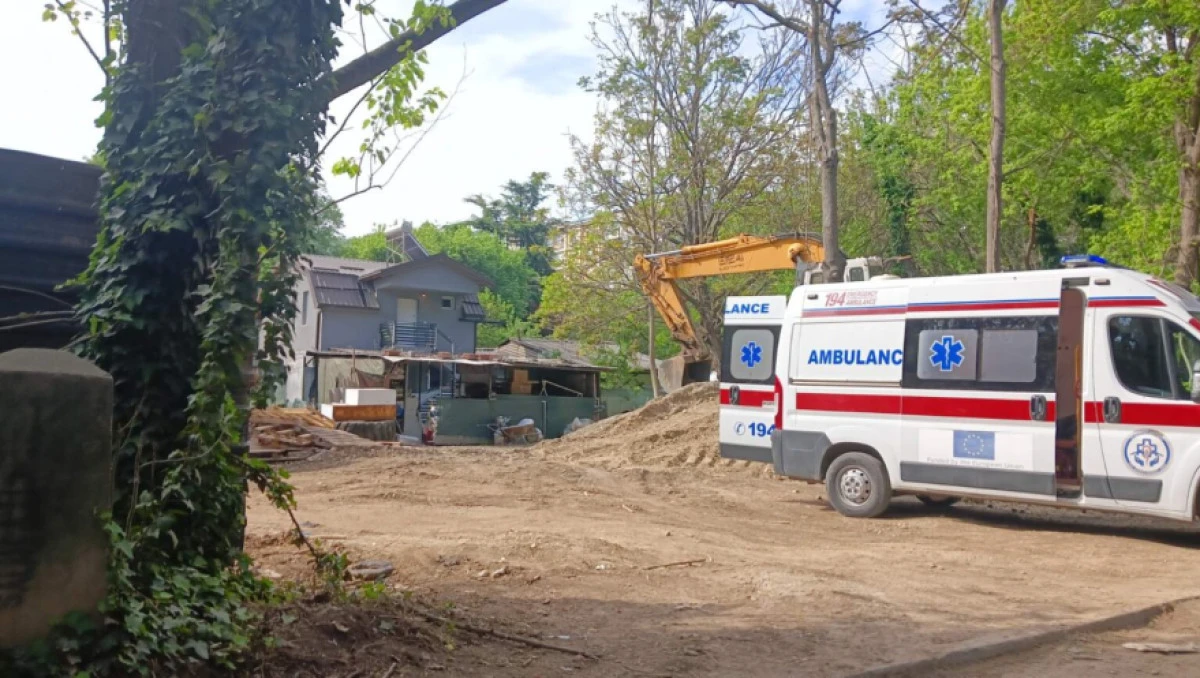 &Uuml;sk&uuml;p'te inşaat faciası: En az iki iş&ccedil;i toprak altında kaldı