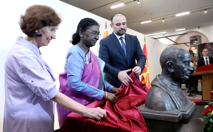&Uuml;sk&uuml;p&rsquo;te Mahatma Gandhi b&uuml;st&uuml; a&ccedil;ıldı