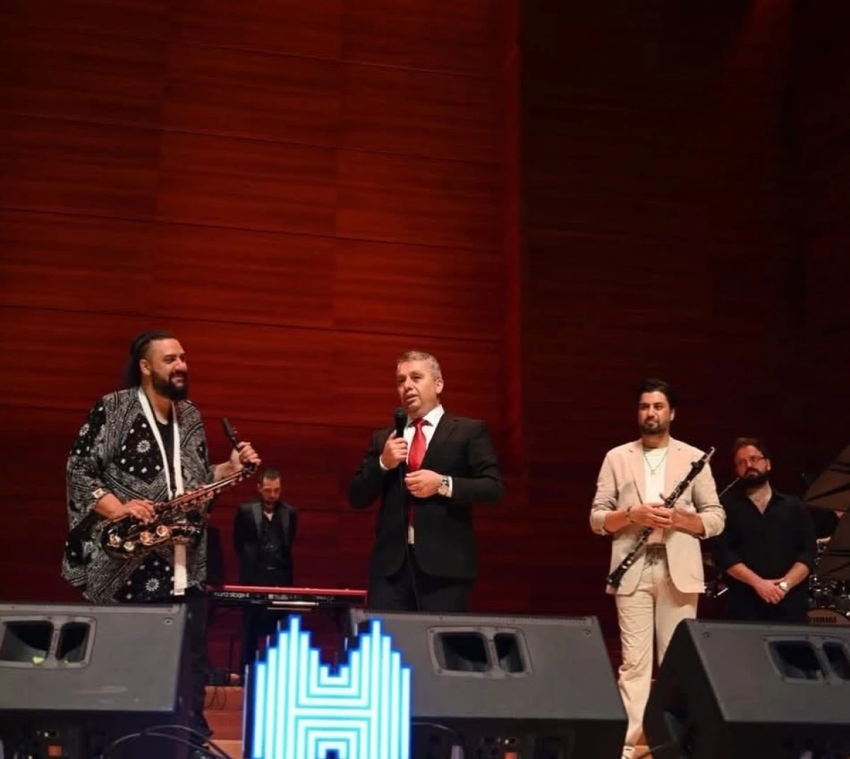 &Uuml;sk&uuml;p&rsquo;te m&uuml;zik dolu akşam: Anıl Şallıel ve Serkan &Ccedil;ağrı sahne aldı