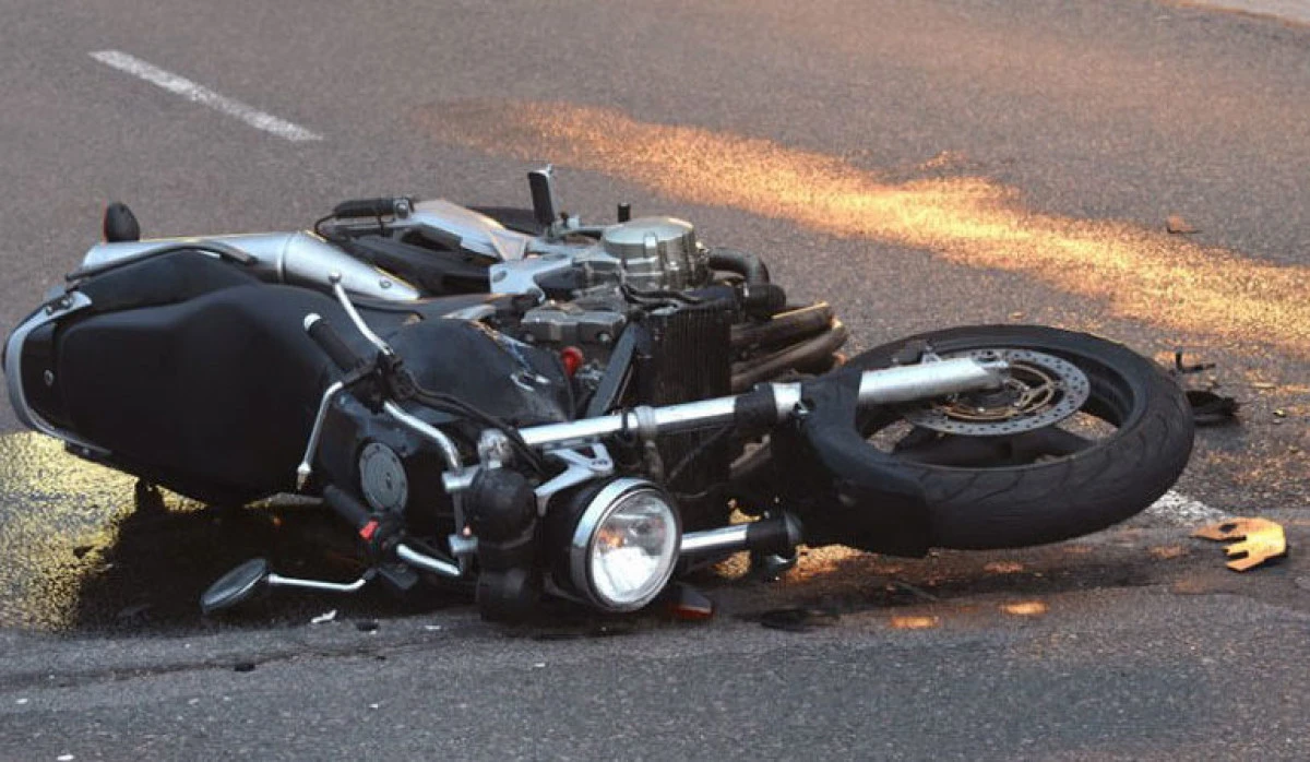 &Uuml;sk&uuml;p'te otomobil ile motosiklet &ccedil;arpıştı: İki kişi ağır yaralandı