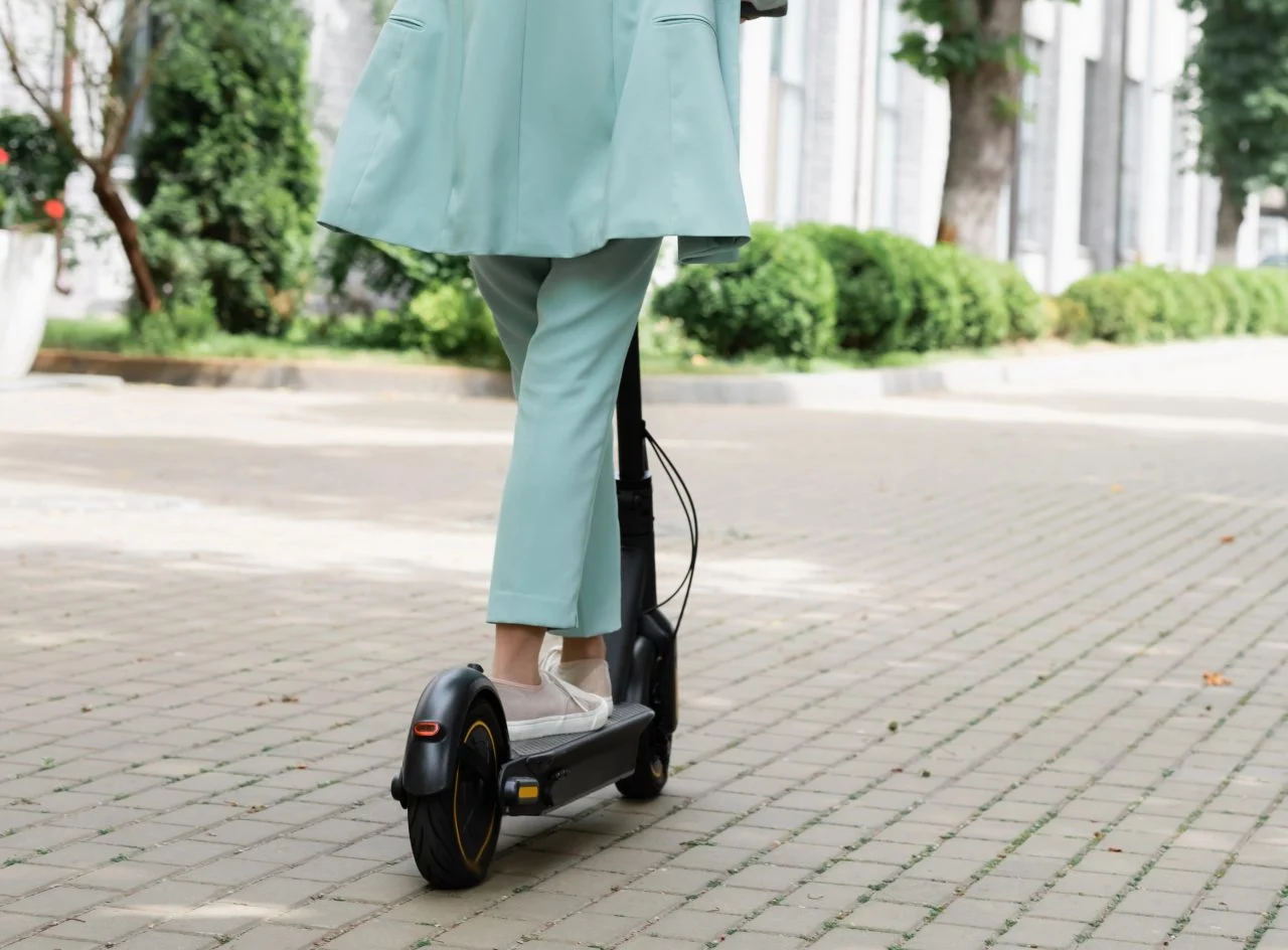 &Uuml;sk&uuml;p'te scooter kullanan kadın, başka bir kadına &ccedil;arpıp olay yerinden ka&ccedil;tı