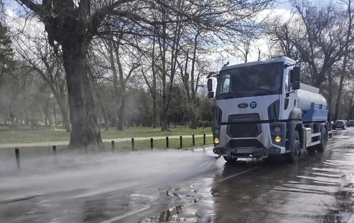 &Uuml;sk&uuml;p&rsquo;te sokaklar yıkanıyor, yakılan konteynerler yenileniyor
