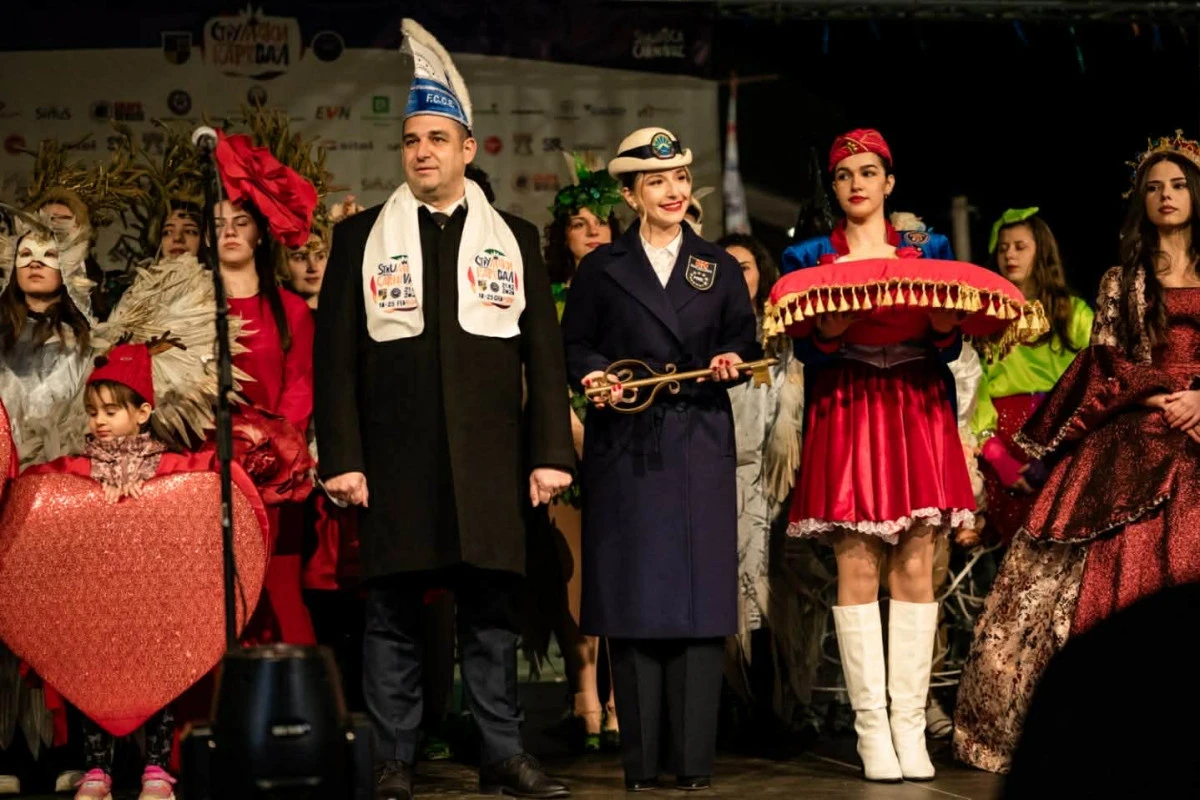 Ustrumca Karnavalı başladı: Belediye başkanı şehir anahtarını maskelilere t&ouml;renle teslim etti