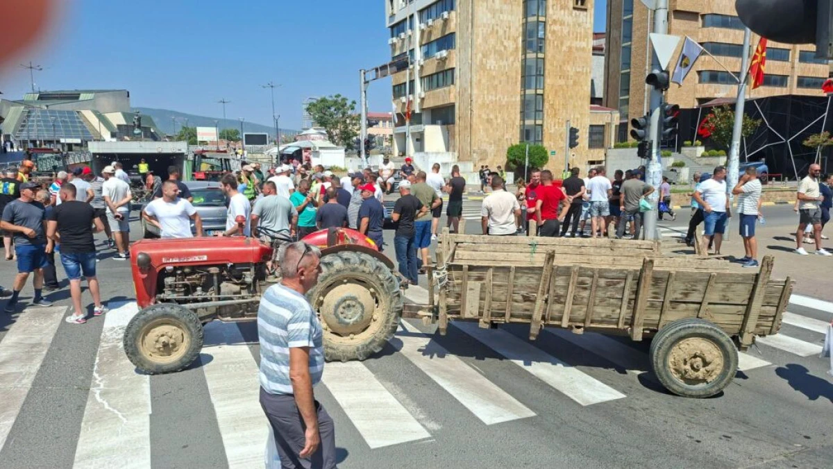 Ustrumca'da &ccedil;ift&ccedil;iler yolları kapattı: Biber fiyatı 25 denara d&uuml;şt&uuml;, tepkiler b&uuml;y&uuml;yor