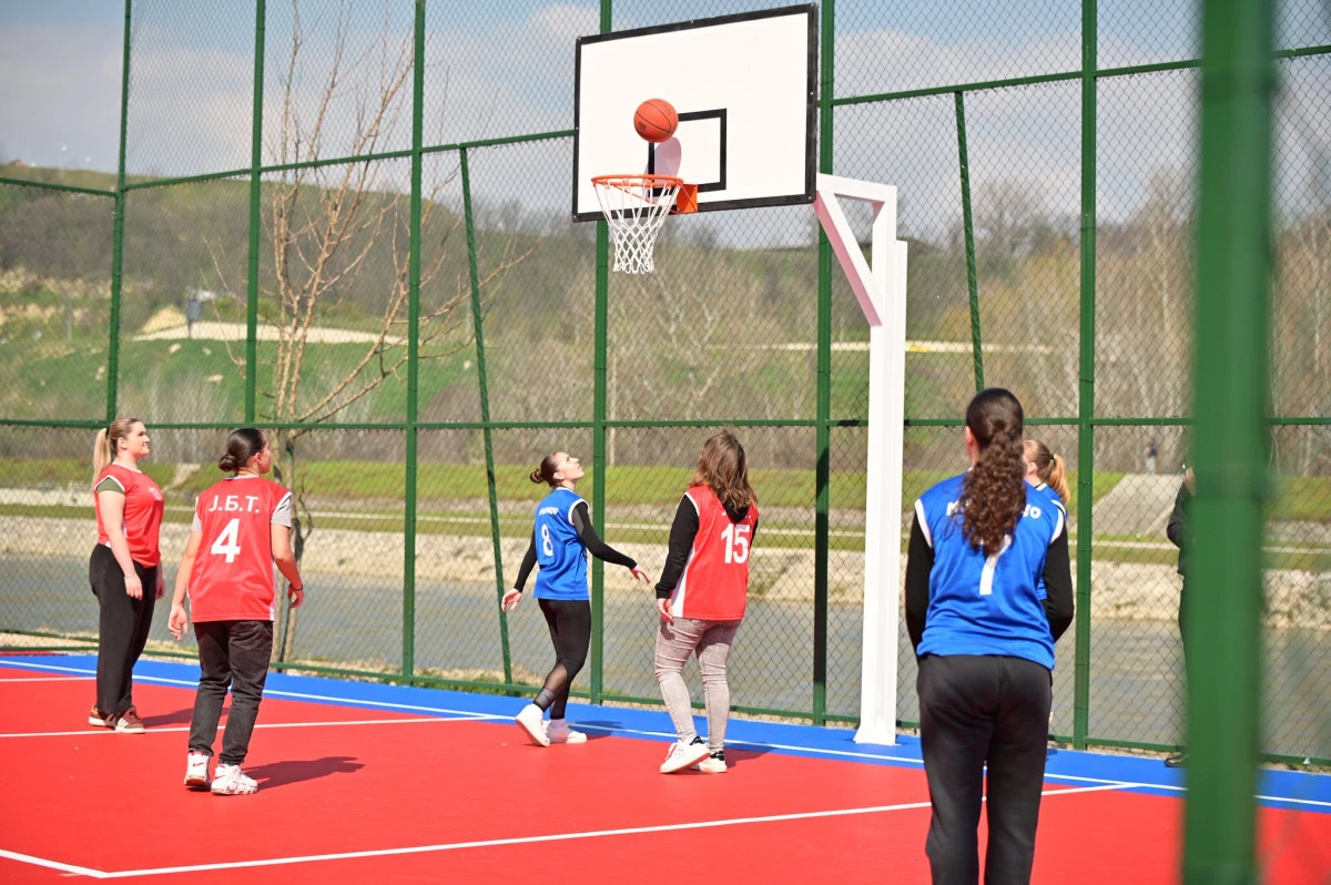 Vardar kıyısı yenilendi: Futbol, basketbol ve plaj voleybolu sahaları hizmete a&ccedil;ıldı