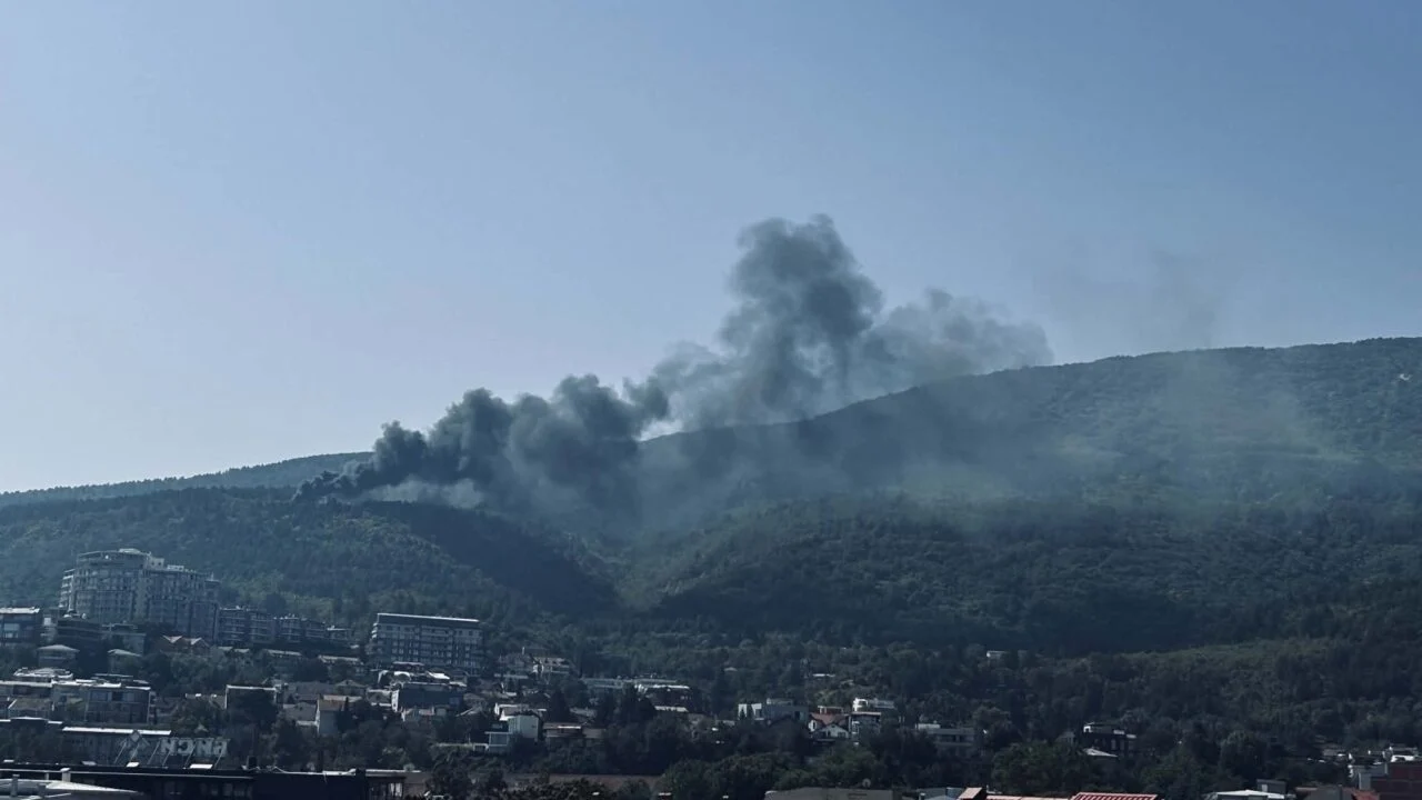 Vodno'da &ccedil;ift katlı otob&uuml;ste yangın: Yoğun siyah duman y&uuml;kseliyor