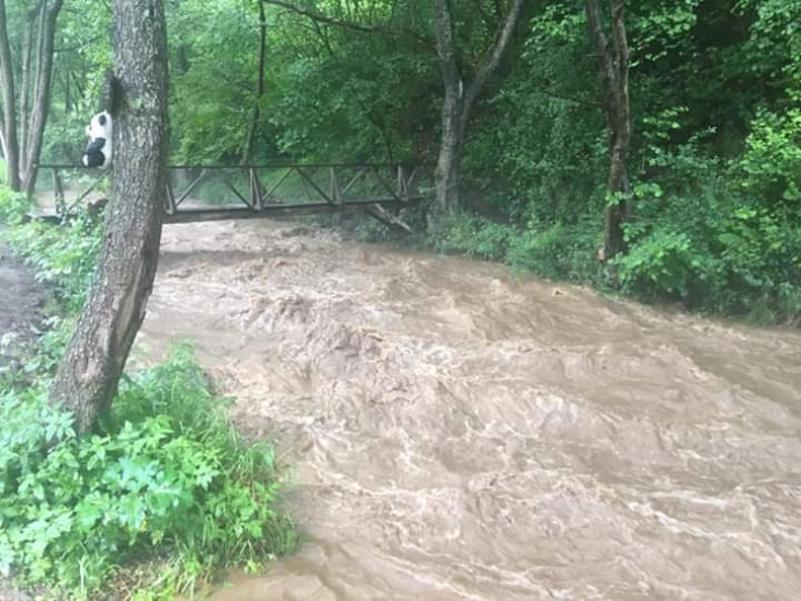Yağışlar nehirleri taşırdı: Treska d&ouml;rt katına &ccedil;ıktı