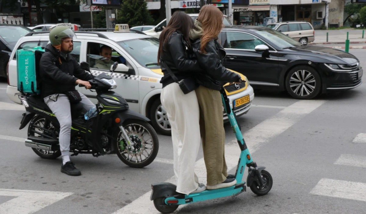 Yeni kurallar, eski alışkanlıklar: Elektrikli scooter'ler kaldırımlardan inmiyor