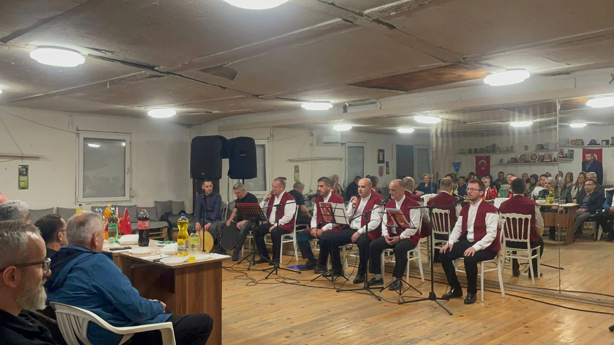 Yeni Yol Derneği&rsquo;nden manevi atmosfer: &Uuml;sk&uuml;p&rsquo;te İlahi Gecesi d&uuml;zenlendi