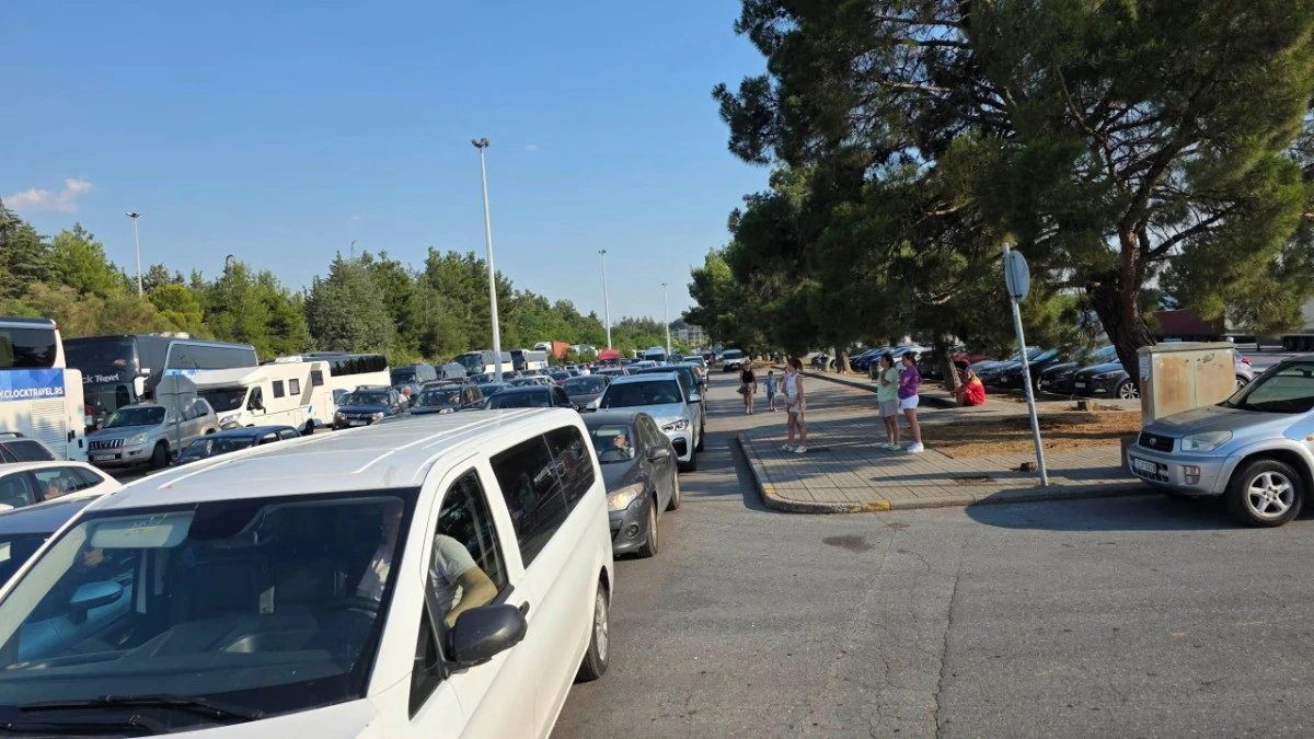 Yunanistan d&ouml;n&uuml;ş&uuml; sınırda &ccedil;ile: Bogoroditsa'da 4 saatlik kuyruk