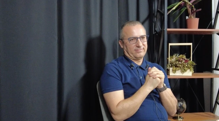 Hastaları ona ''Dişlere fısıldayan adam'' diyor: Dr. Tansel Hamza'nın başarı &ouml;yk&uuml;s&uuml;